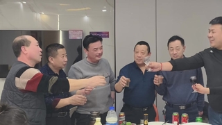 ยกแก้วขึ้นแสดงความเคารพต่อจิตวิญญาณของช่างฝีมือ จับมือกัน และเริ่มต้นการเดินทางครั้งใหม่ด้วยกัน